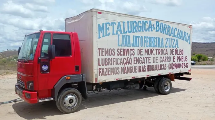 Vendo caminhões 3/4 com bau com serviço
