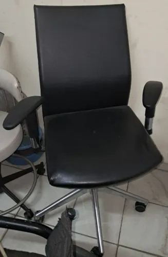 Cadeira giratória, semi nova, pistão funcionando perfeitamente
