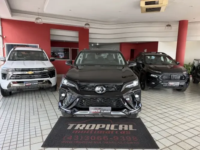 Toyota Hilux SW4 SRX Plat. 4X4 2.8 TB Die. Aut. 2025