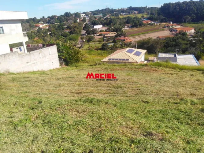 Terreno em Taubaté com 940 metros, declive médio, rua asfaltada, próximo a Dutra e ao shop