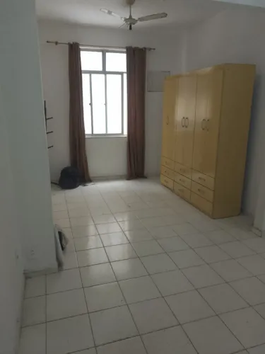 Excelente apto kitnet com Vista lateral para Praia de Botafogo, alugando por temporada.