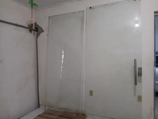 Duas portas de vidro uma fixa 2,34 Altura 95 largura de correr 2,38 por 1,5
