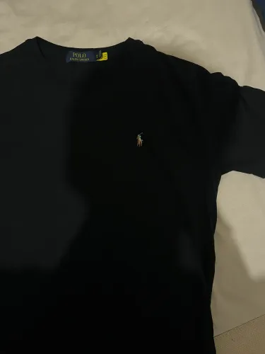 Camiseta preta Polo Ralph Lauren. 