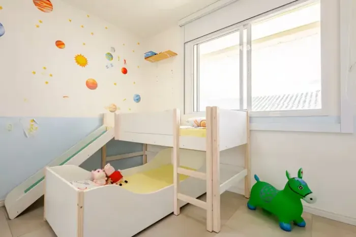 Cama infantil / juvenil com escorregador Pin Play