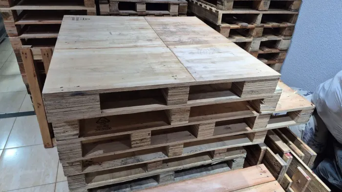 Pallets seminovos compensado resistente, medidas a partir de 1mt por 1mt, entregamos.