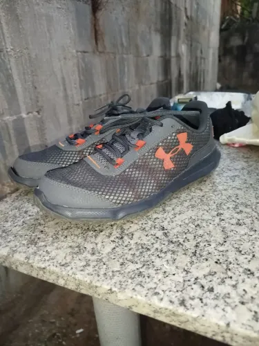 Vendo tênis Under Armour Toccoa em ótimo estado, apenas a sola direita está meio solta