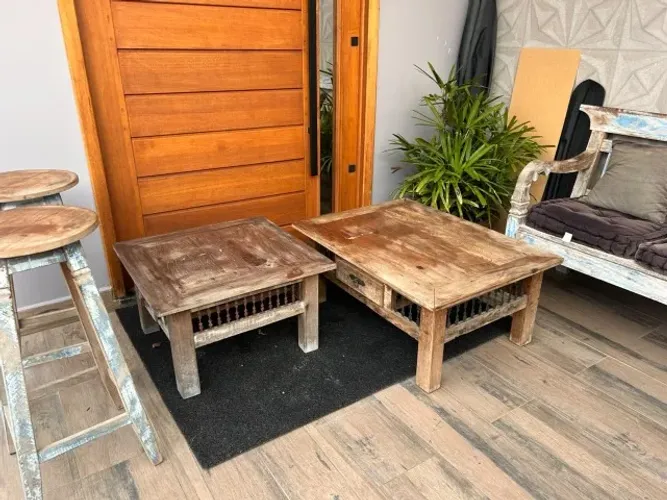 1 mesa lateral medindo 70x70cm com gaveta em madeira demolição - R$250,00