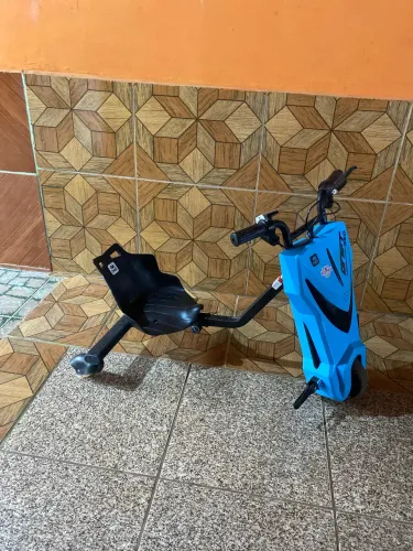 Um triciclo elétrico que faz Drift