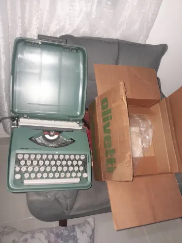 Maquina de escrever muito nova com maleta , na caixa