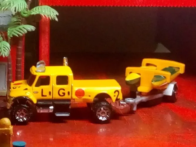 MINIATURA INTERNATIONAL HARVESTER CXT 2005 MATCHBOX LIFE GUARD + REBOQUE CAIAQUES - 1/64 
