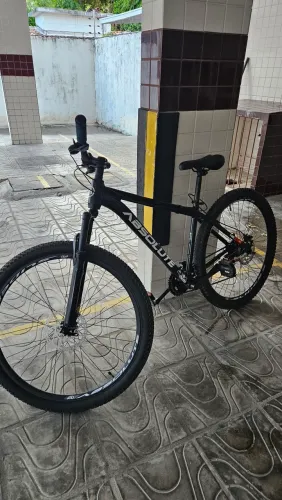 Bicicleta quadro Nero 5 - câmbio traseiro Shimano, freio traseiro Shimano mt200 -