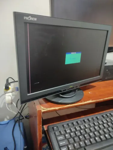 Monitor de 15 polegadas com linha na tela funcionando ok