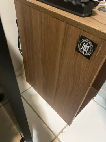 Nicho para computador e suporte para itens