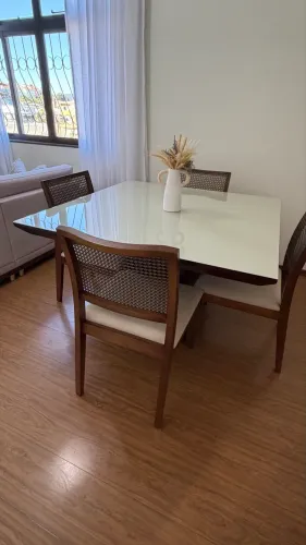 Mesa de jantar 1,20 x 1,20 com 4 cadeiras