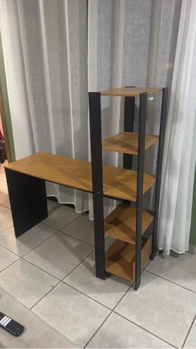 Mesa escrivaninha com prateleiras