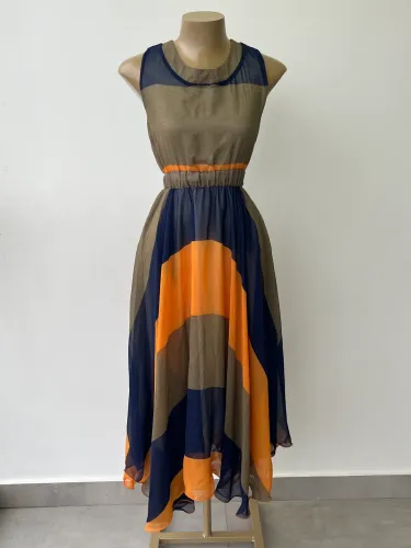 Vestido midi marrom, azul marinho e laranja