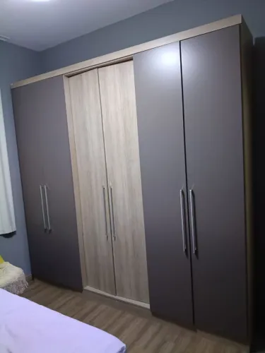 Vende- se guarda roupa de casal em ótimo estado de conservação.