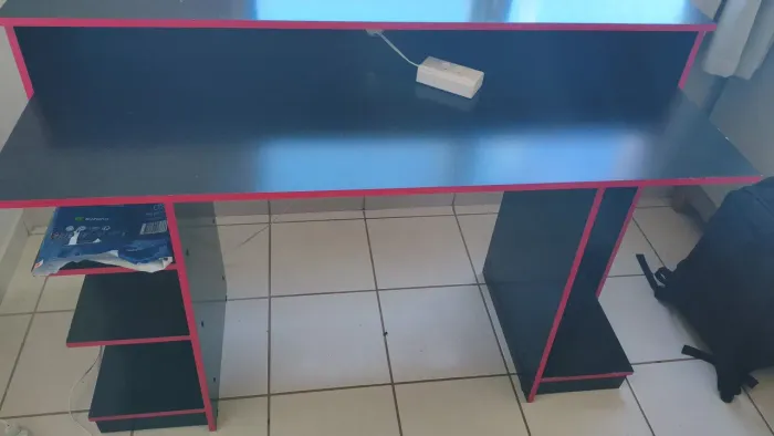 Mesa gamer com espaço para PC!!!