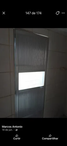 Vendo Janelas e Portas de madeira e alumínio. 