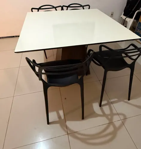 Mesa de jantar quadrada