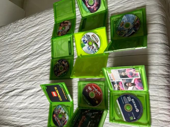 Xbox One com Kinect + 2 controles remotos sem fio a pilha e + 8 jogos originais
