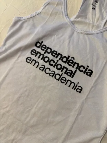 Camiseta Feminina Dependencia Emocional em Academia