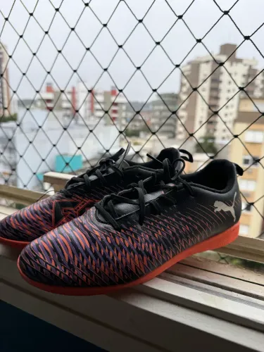 CHUTEIRA PUMA ? PRETA/com detalhes laranja