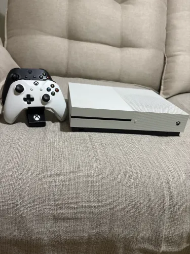 Vendo Xbox One S 781GB, acompanha 2 controles,1 suporte para controle!Bom estado,NEGOCIO!