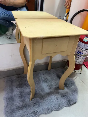 Mesinha de canto em MDF para decoração 