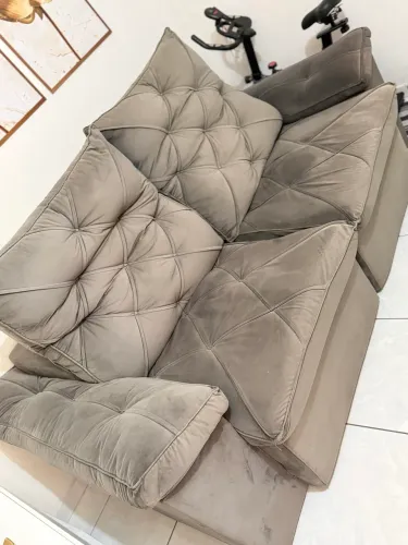 Sofá cinza com pillow top