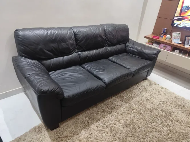 Conjunto estofado 2 e 3 lugares em couro Minuano leia a descrição 