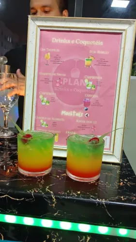 Open bar barman bartender