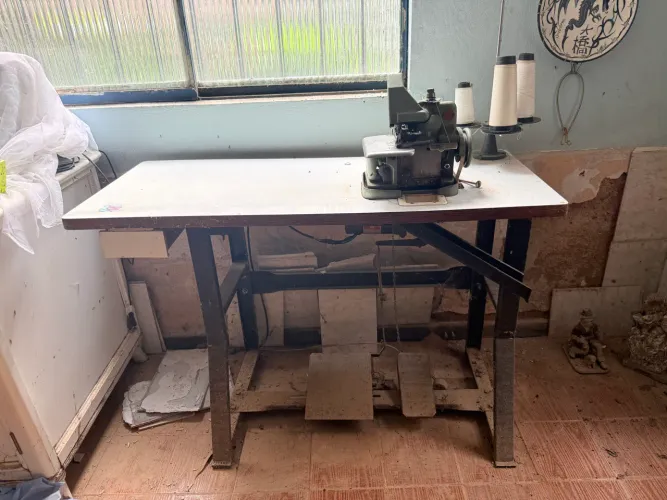 máquina de costura overloque chinesinha com mesa.