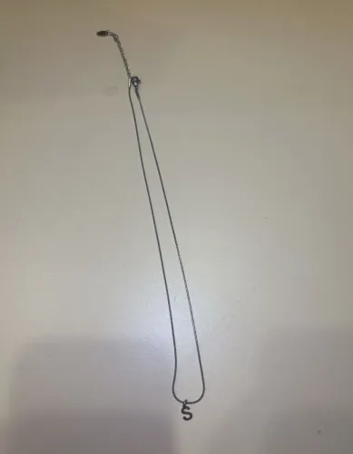 colar de aco inoxidavel nunca usado, pingente da letra S