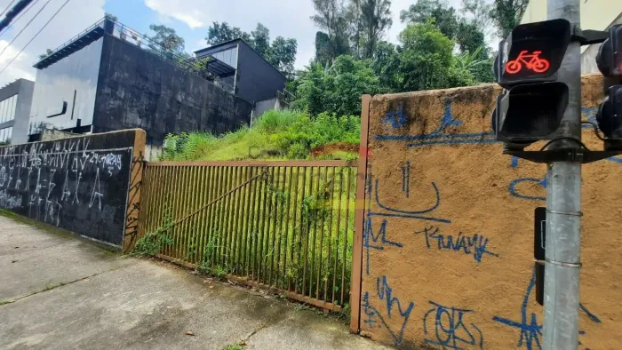 Terreno de 750m² na Avenida Braz Leme - Localização Estratégica e Alto Potencial