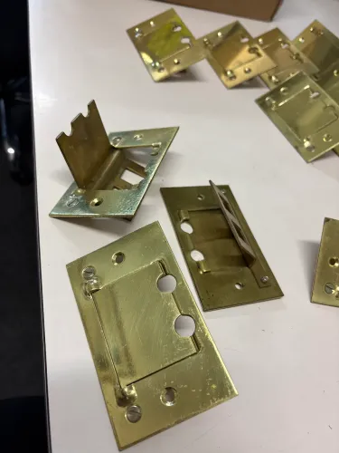 Placa de piso latão 4x2 para 2R