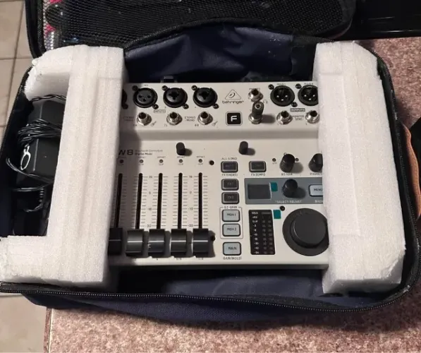 Mesa Digital Behringer Mixer Flow 8 Canais