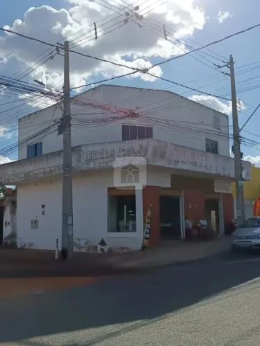 Casa comercial estilo sobrado para venda no bairro Laranjeiras.