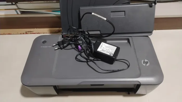 HP Deskjet 1000 com Cabos - Não Testada