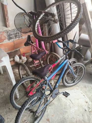 Vendo 2 bicicletas pequenas + 1 triciclo 