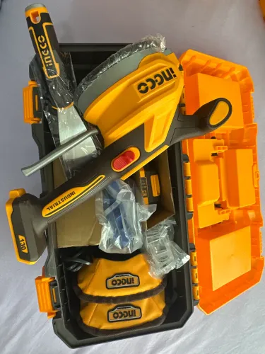 ventosa vibratória, uma bateria, um carregador bivolt e um par de joelheiras.