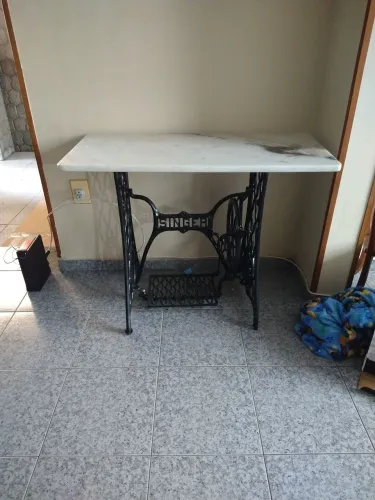 Base de máquina de costura antiga com pedra mármore.