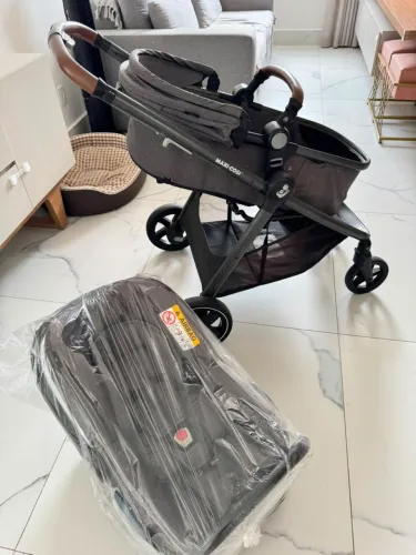 Carrinho de Bebê Maxi-Cosi com Moises e bebê conforto 