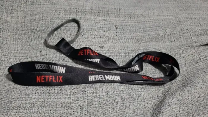 cordão tirante com porta copo silicone antiquada / rebel moon / netflix ccxp
