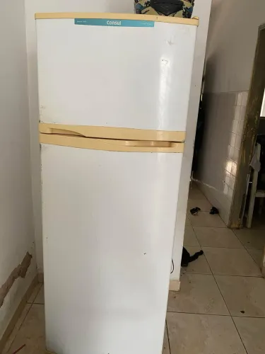 Geladeira gelando em cima e refrigerante em baixo