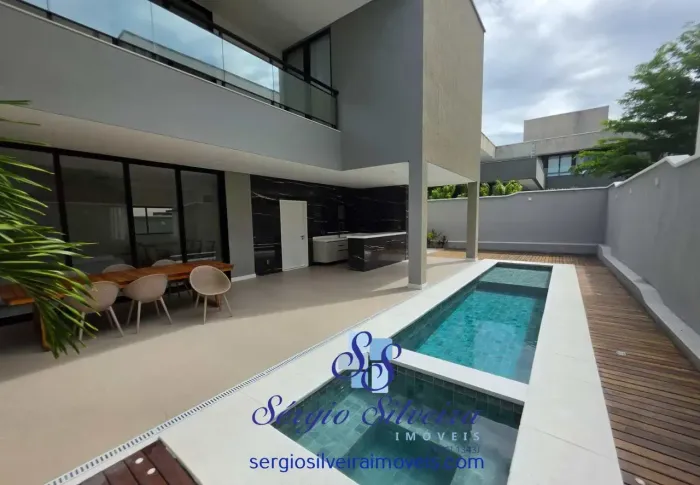 Exclusiva casa mobiliada no Alphaville Fortaleza, com 5 suítes e acabamentos de alto padrã