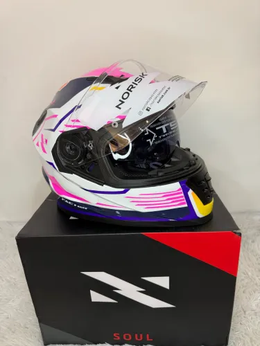 Capacete Norisk com óculos interno