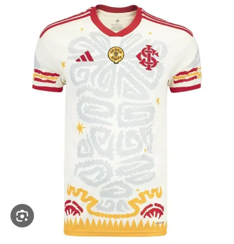 Camisa modelo adidas Internacional Consciência Negra 2023.