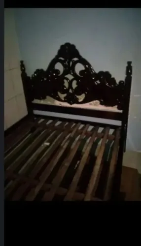 Cama de casal de madeira