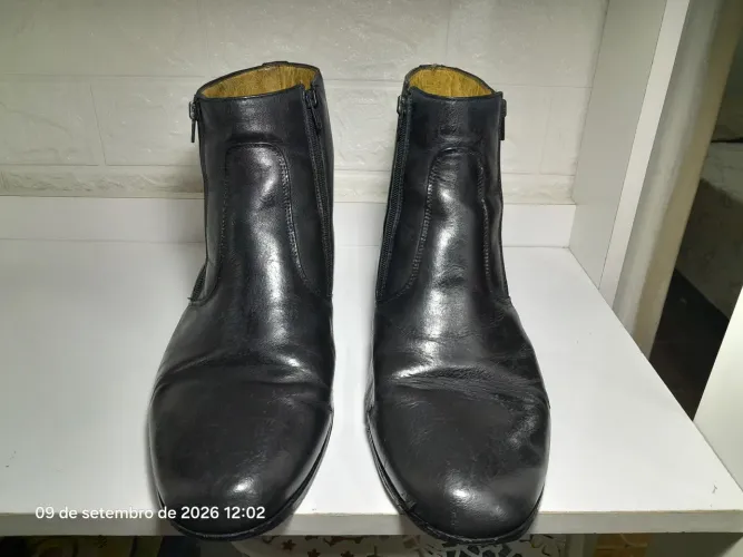 Bota masculina couro preto usada